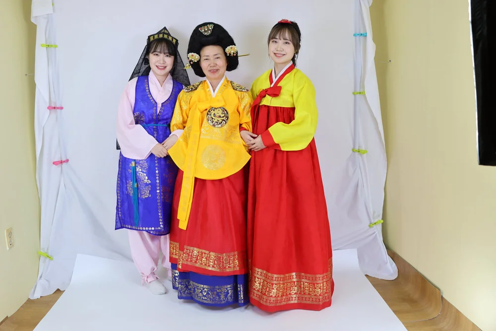 세 사람, 세 가지 한복